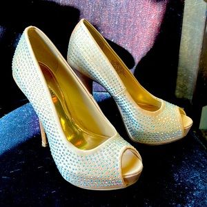 Pearly cream colored satin & rhinestone studded stilettos by Jennifer Lopez✨✨